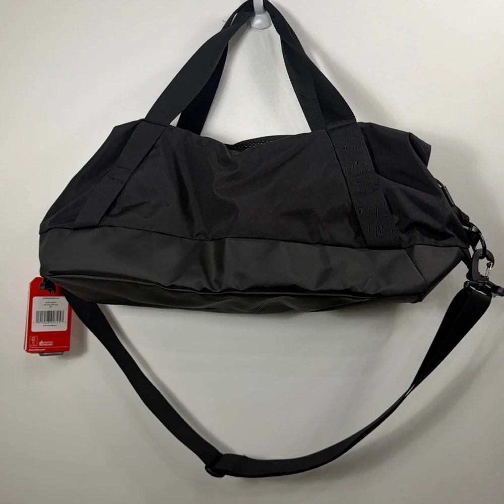 The North Face Apex Duffel Bag. Nylon with shoulder strap.Black.NWT.Logo